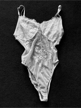 Boohoo Cream Lace Mesh Bodysuit